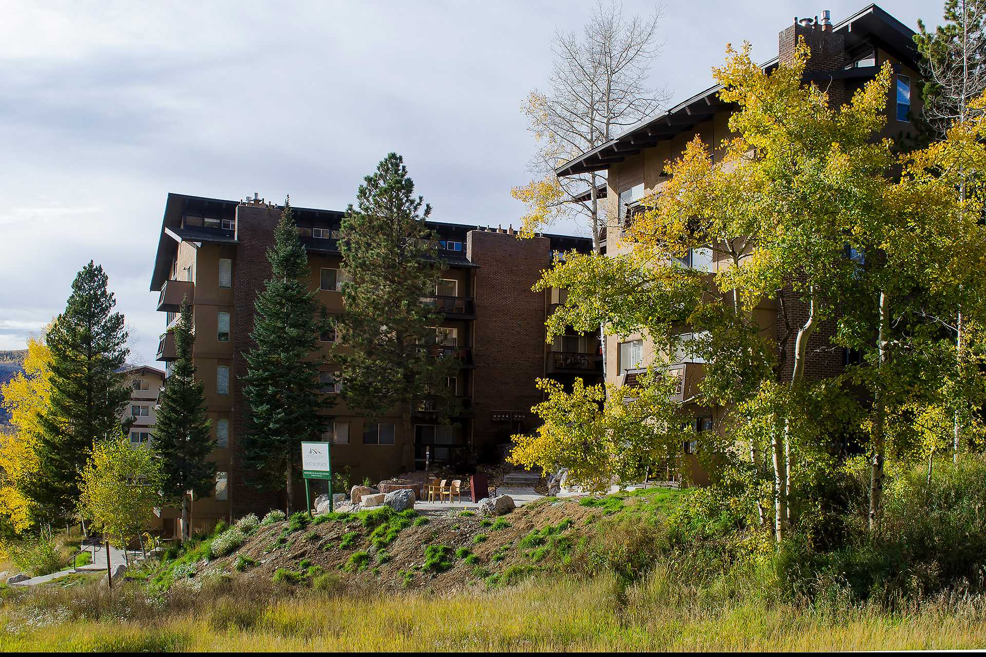 SE038: Storm Meadows East Slopeside